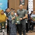 Serahkan Sertipikat Tanah untuk Warga Rempang, Menko AHY: Pengembangan Kawasan Transmigrasi dan Penguatan Ekonomi Lokal