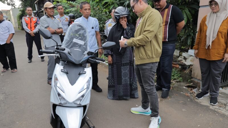 Pilar Gantikan Motor Petugas Kebersihan yang Dicuri Saat Bertugas