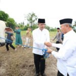 Mentrans Salat Ied di Kawasan Transmigrasi Palolo, Serahkan Bantuan Sapi Presiden Prabowo