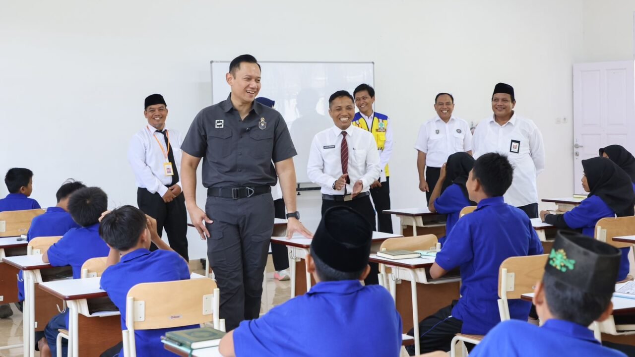 Tinjau Sekolah Rakyat di Lombok Barat, Menko AHY Tegaskan SDM adalah Infrastruktur Masa Depan Bangsa