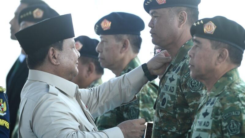 Presiden Prabowo Lantik Wakil Panglima TNI dan Pejabat Tinggi Kementerian Pertahanan di Batujajar