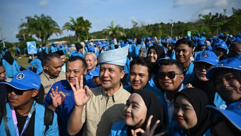 Lepas 1.284 Mahasiswa UMRAH KKN ke Rempang, Menteri Iftitah: Jadilah Lilin Pertama di Tengah Gelap
