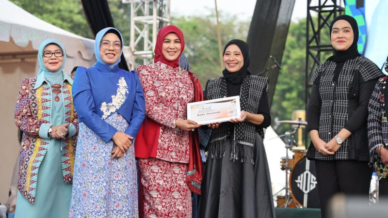 Ketua Dekranasda Provinsi Banten Tinawati Andra Soni Buka Serang Fashion Week 2025