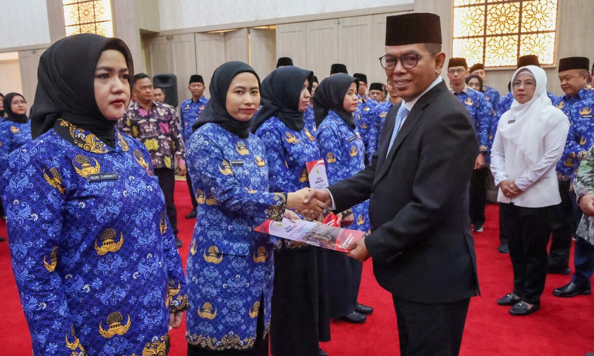 Gubernur Banten Andra Soni Serahkan 9.709 SK PPPK Pemprov Banten