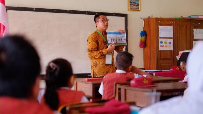 Belasan Tahun Mengajar, Tiba – Tiba Di Pecat Kepsek SMAN 10 Makassar