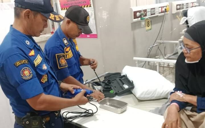 Petugas Damkar Ciledug Kota Tangerang Bantu Lepas Cincin di Jari Pasien untuk Jalani Operasi
