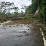 Longsor Tutup Ruas Jalan Provinsi Lubuk Selasih Sumatera Barat