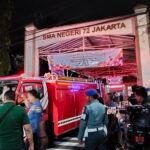 Dua Unit Damkar Ditarik Keluar dari Lokasi Ledakan di SMAN 12 Kelapa Gading