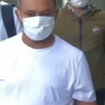 Gubernur Riau Tiba di Gedung  KPK Hanya Mengenakan Kaos Oblong Putih