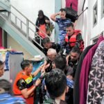 TNI Evakuasi Korban Banjir Sumbar