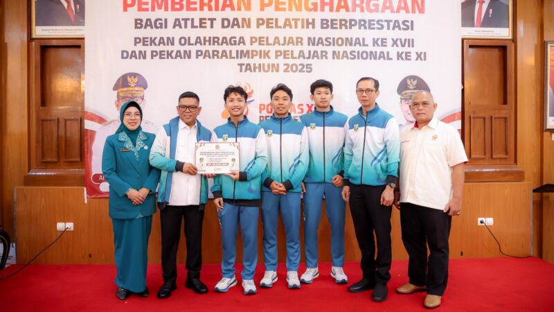 Banten Masuk 5 Besar Popnas 2025, Gubernur Serahkan Bonus untuk Atlet Berprestasi