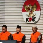 Bupati Bekasi Ade Kuswara Bersama Ayahnya Resmi Mengenakan Rompi Orange KPK