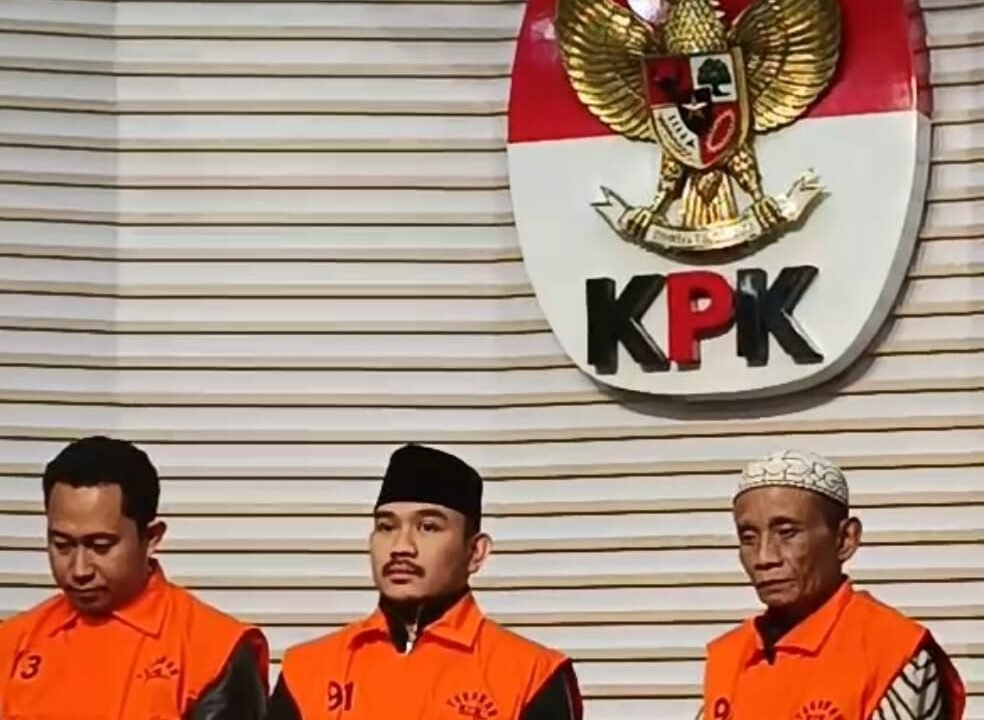 Bupati Bekasi Ade Kuswara Bersama Ayahnya Resmi Mengenakan Rompi Orange KPK