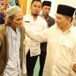 Wagub Banten Serahkan Bantuan Tongkat Jalan kepada Warga Tangsel dalam Safari Ramadan