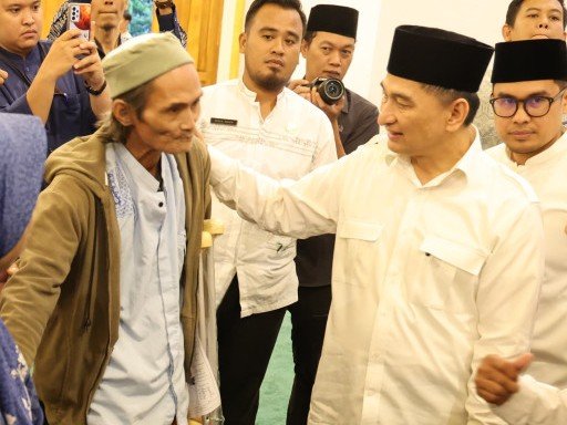 Wagub Banten Serahkan Bantuan Tongkat Jalan kepada Warga Tangsel dalam Safari Ramadan