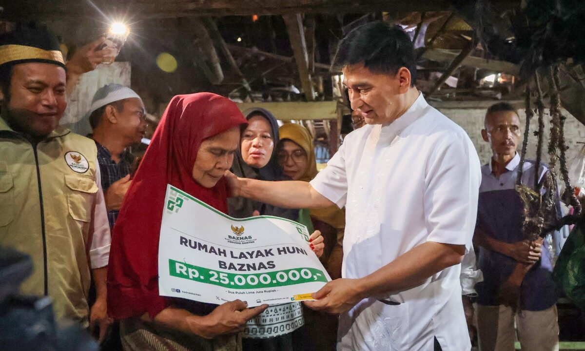 Wagub Banten Salurkan Bantuan RTLH untuk Warga Pandeglang