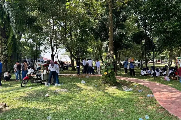 Kantor Bupati Tangerang di Demo Tutut Keberlanjutan MBG