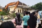 Tak Kuasa Melihat Rumahnya Digusur, Wanita Paruh Baya Tak Sadarkan Diri