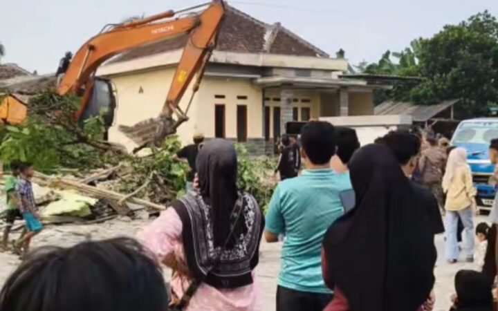 Tak Kuasa Melihat Rumahnya Digusur, Wanita Paruh Baya Tak Sadarkan Diri