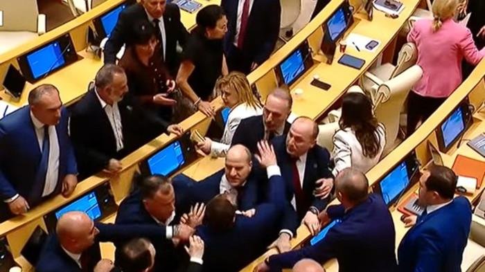 Aksi Baku Hantam Anggota Dewan di Parlemen Georgia