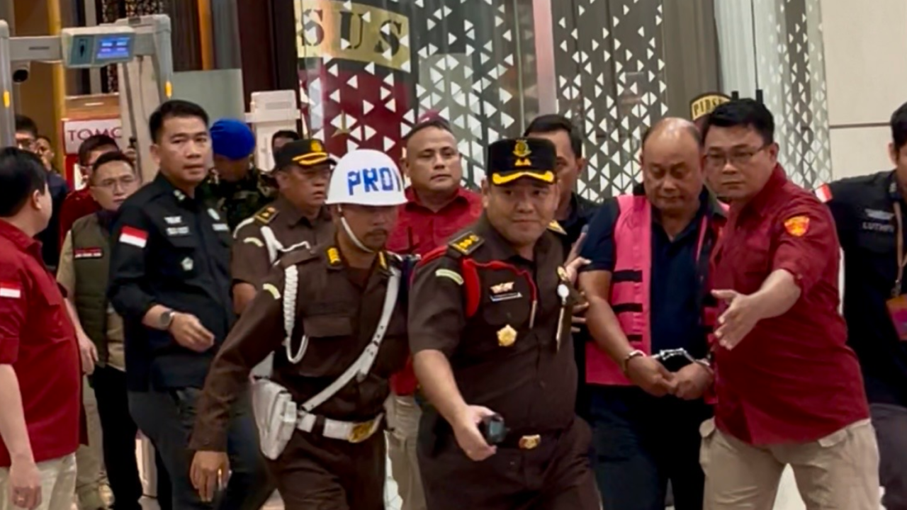 Keluar Dari Gedung Bundar Kejagung Dadan Eks Kepala BGN Kenakan Rompi Pink