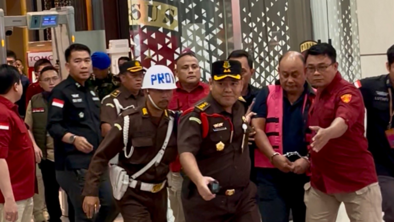 Keluar Dari Gedung Bundar Kejagung Dadan Eks Kepala BGN Kenakan Rompi Pink