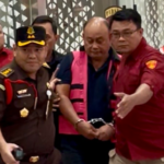 Keluar Dari Gedung Bundar Kejagung Dadan Eks Kepala BGN Kenakan Rompi Pink
