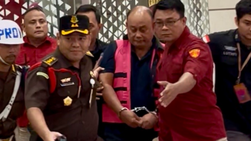 Keluar Dari Gedung Bundar Kejagung Dadan Eks Kepala BGN Kenakan Rompi Pink