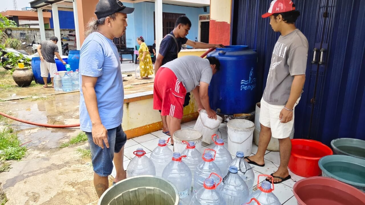 RW Kinoy Bagikan Air Bersih untuk Masyarakat Desa Caringin