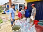 RW Kinoy Bagikan Air Bersih untuk Masyarakat Desa Caringin